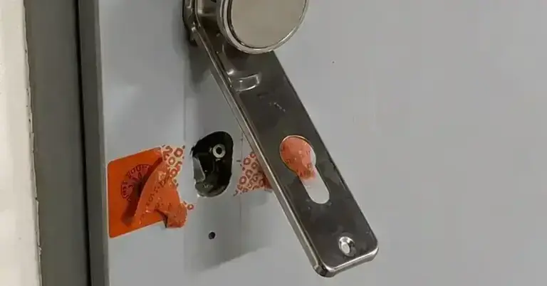 Poškozené dveře a zámek po vloupání
