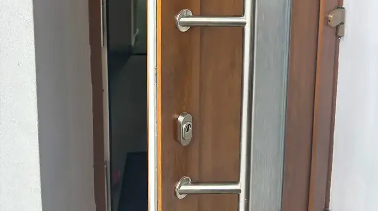 Vstupní dveře otevřené po zámečnickém zásahu